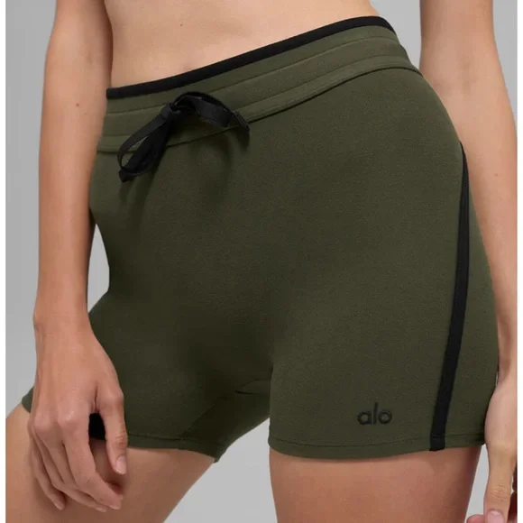 NWT Alo Yoga 4” airbrush race pace shorts - Picture 2 of 8